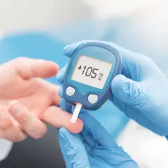 Pomiar glukozy glukometrem, ważny dla krzywej cukrowej w ciąży. Wynik 105 mg/dL.