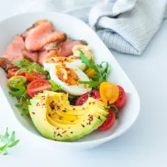 Sałatka z pieczonym mięsem, jajkiem, awokado i pomidorkami. Idealna na dietę keto co jeść.
