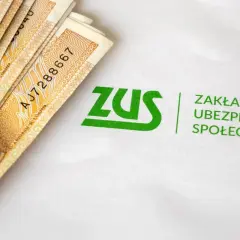 Pieniądze i logo ZUS. Symbolizują świadczenie rehabilitacyjne i wsparcie finansowe dla ubezpieczonych.