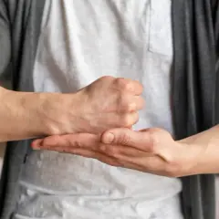 Drętwienie rąk do jakiego lekarza? Sprawdź, co może pomóc