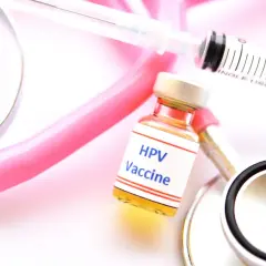 Szczepionka HPV, strzykawka i stetoskop. Sprawdź aktualną gardasil 9 cenę, by zadbać o zdrowie.