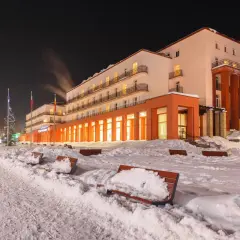 Zimowy wieczór przed sanatorium. Warto sprawdzić nowe zasady wyjazdu do sanatorium na NFZ, by cieszyć się wypoczynkiem.