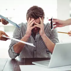 Stresujący dzień w pracy, wiele zadań naraz. Jak zmniejszyć kortyzol, gdy wszystko się wali?