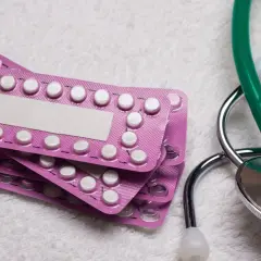 Opakowania tabletek antykoncepcyjnych i zielony stetoskop. To może być początek rozmowy o zdrowiu, np. o antykoncepcji hormonalnej, jak Endovelle.