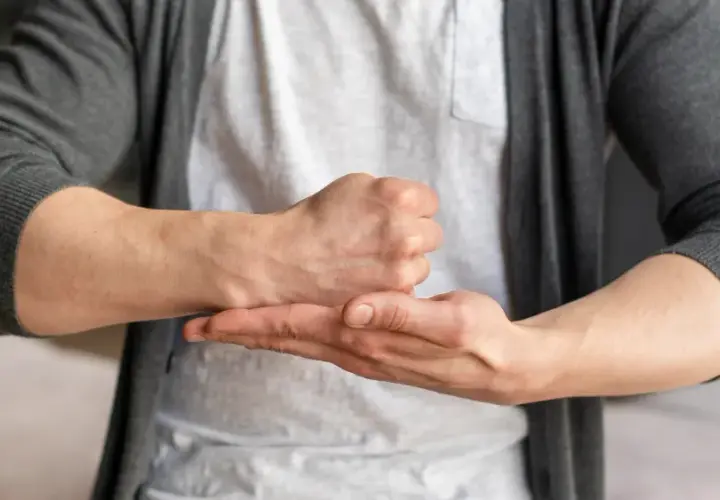 Drętwienie rąk do jakiego lekarza? Sprawdź, co może pomóc