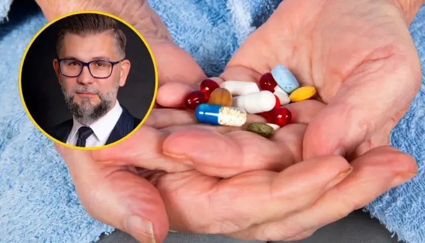 Dłonie starszej osoby trzymają garść pigułek i kapsułek, w tym niebiesko-białą kapsułkę. Obok widać portret mężczyzny w okularach, który może być lekarzem lub farmaceutą, omawiającym np. działanie fosydyny.