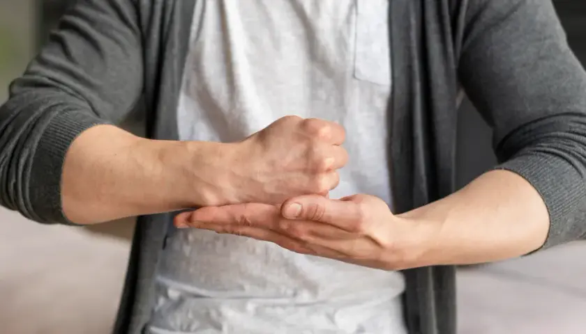 Drętwienie rąk do jakiego lekarza? Sprawdź, co może pomóc