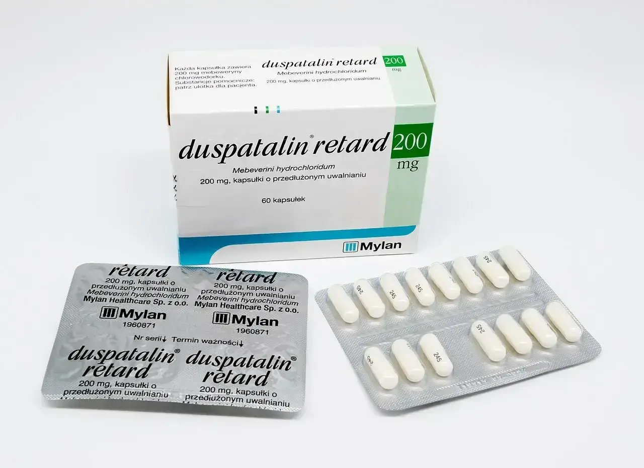 Opakowanie i blistry leku duspatalin retard 200 mg, kapsułki o przedłużonym uwalnianiu.