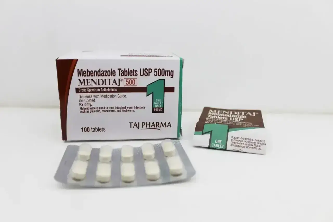 Opakowanie leku Mebendazol 500mg, dostępnego bez recepty, wraz z blistrem tabletek. Skuteczny w leczeniu infekcji pasożytniczych.