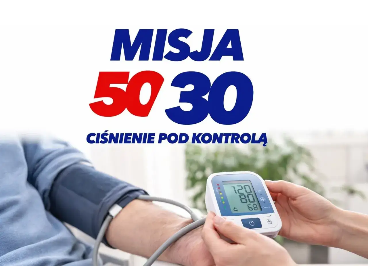 Misja 50/30: ciśnienie pod kontrolą. Osoba mierzy ciśnienie krwi za pomocą ciśnieniomierza.