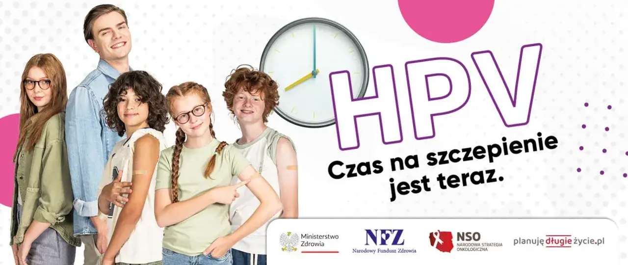 Grupa uśmiechniętych dzieci i młodzieży z plastrami po szczepieniu. Hasło: